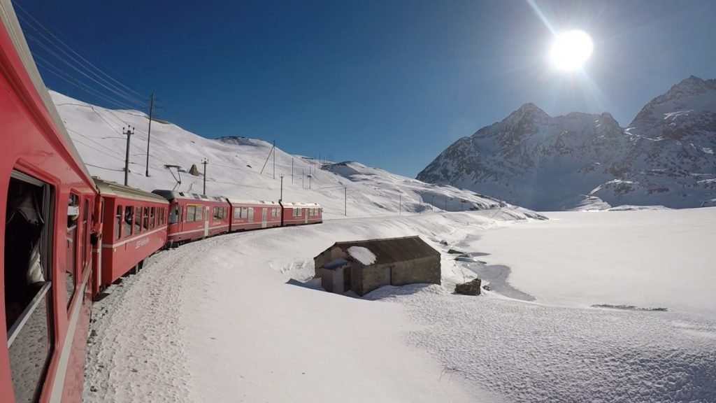 tour-di-un-giorno-sul-trenino-rosso-del-bernina-treno-sfondo