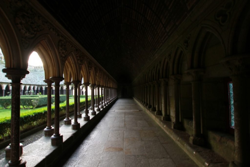 mont-saint-michel-abbazia-maree-normandia-chiostri