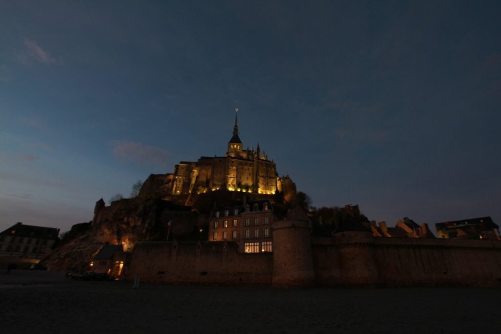 mont-saint-michel-abbazia-maree-normandia-vista-serale