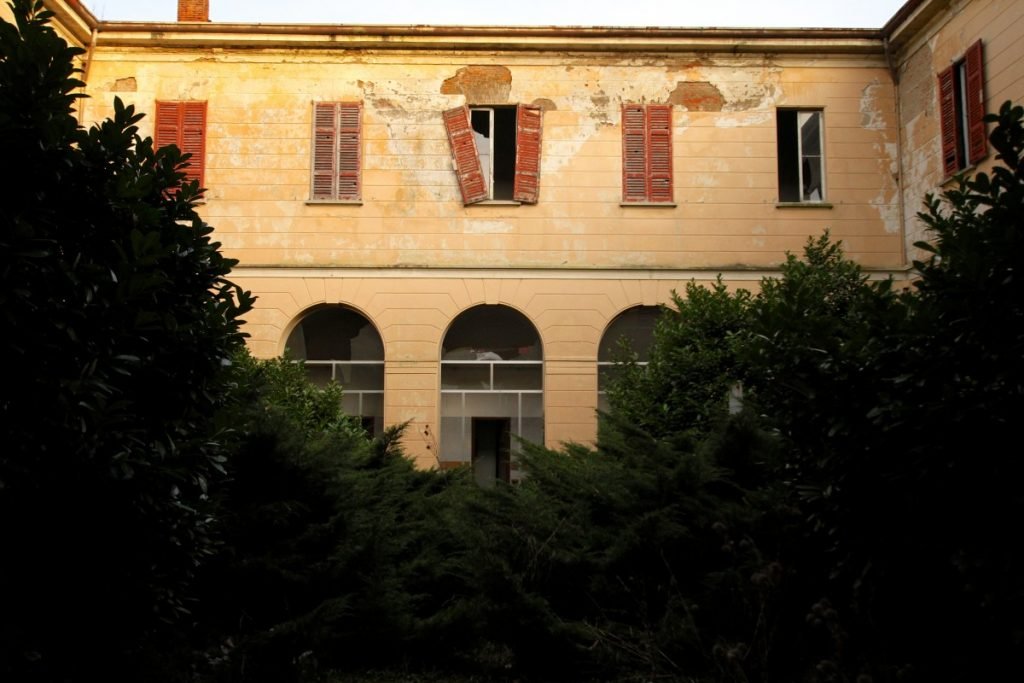 luoghi-insoliti-in-lombardia-il-manicomio-di-mombello-edificio