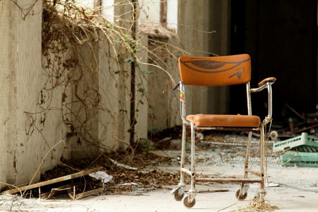 luoghi-insoliti-in-lombardia-il-manicomio-di-mombello-sedie