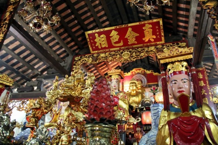 viaggio-vietnam-itinerario-15-giorni-hanoi-tempio