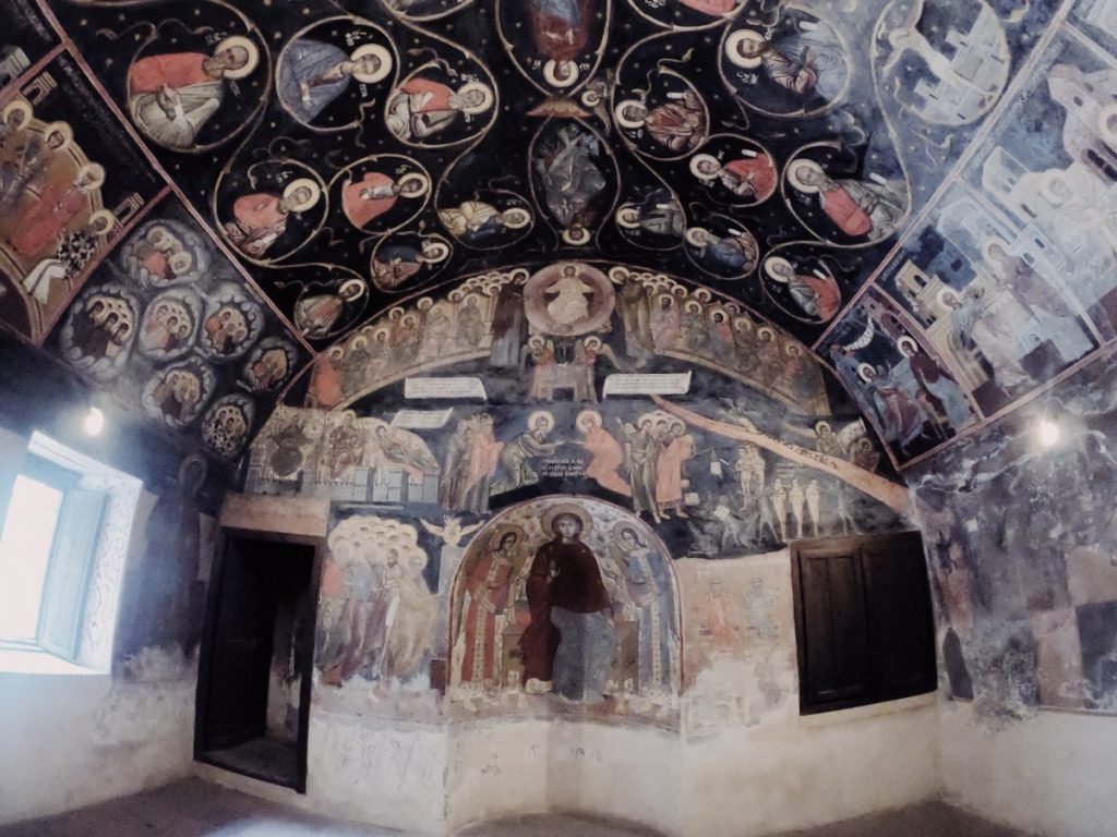 viaggio-bulgaria-visitare-il-monastero-di-bachkovo-refettorio-interni