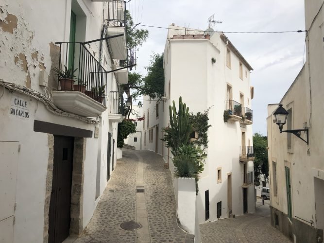 cosa-fare-a-ibiza-in-4-giorni-mare-divertimenti-e-mercati-hippy-città-vecchia