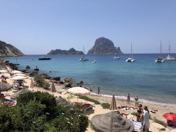 le-spiagge-piu-belle-di-ibiza-cala-d'hort-es-vedra